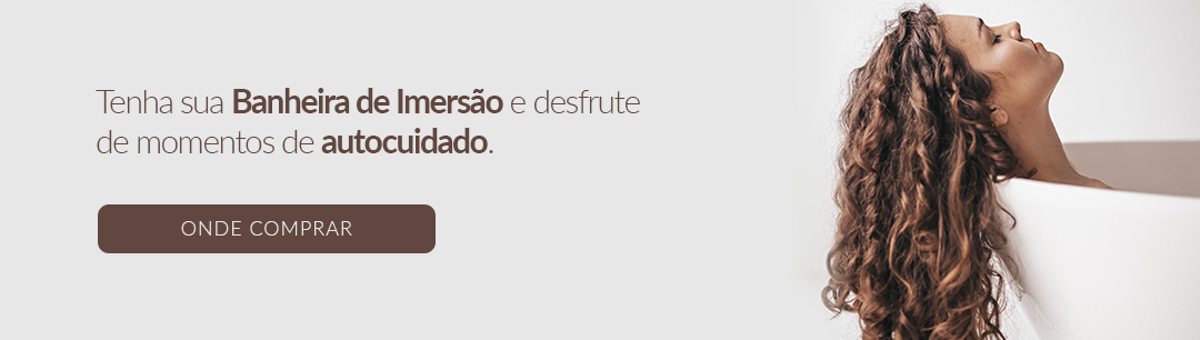 imagem de uma mulher deitada dentro da banheira com o cabelo caindo para fora, com a frase: "tenha sua banheira de imersão e desfrute de momentos de autocuidado - ONDE COMPRAR"